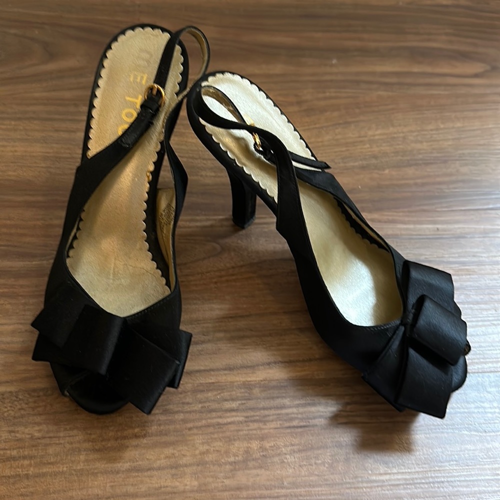 Me too black bow heels